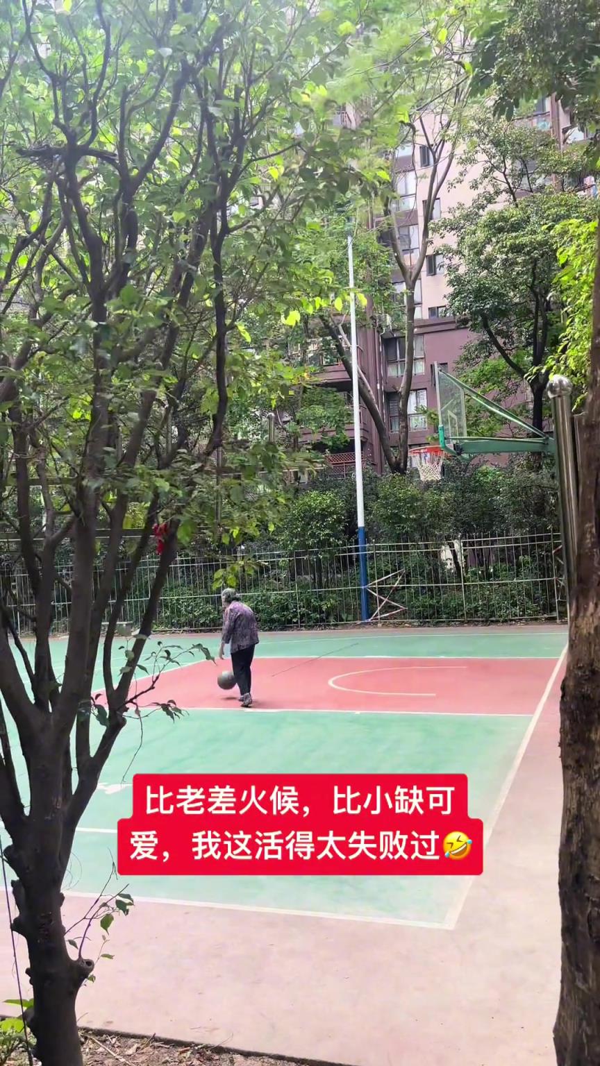 這阿婆單手一投一個準(zhǔn)，姜還是老的辣