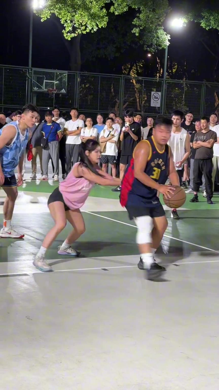 這哥們看見(jiàn)防自己的是女生，一個(gè)勁背打，球也不傳了